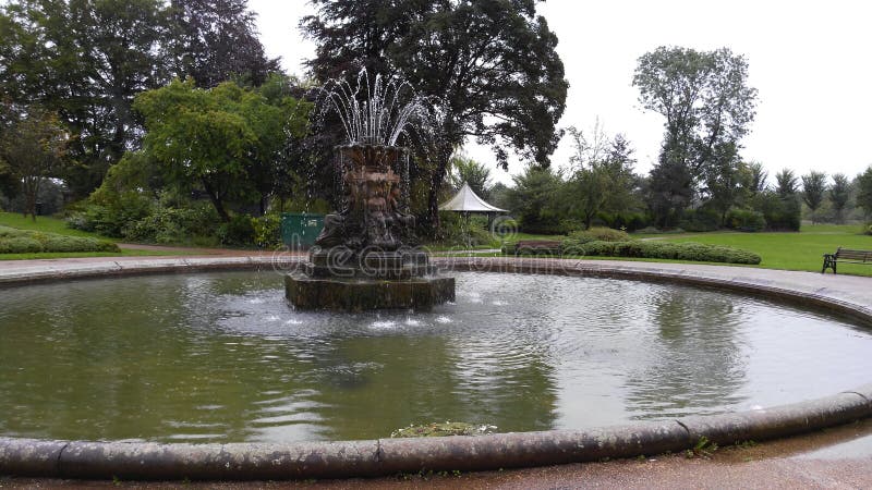 Verwonderlijk Grote fontein in een tuin stock afbeelding. Afbeelding bestaande JO-43