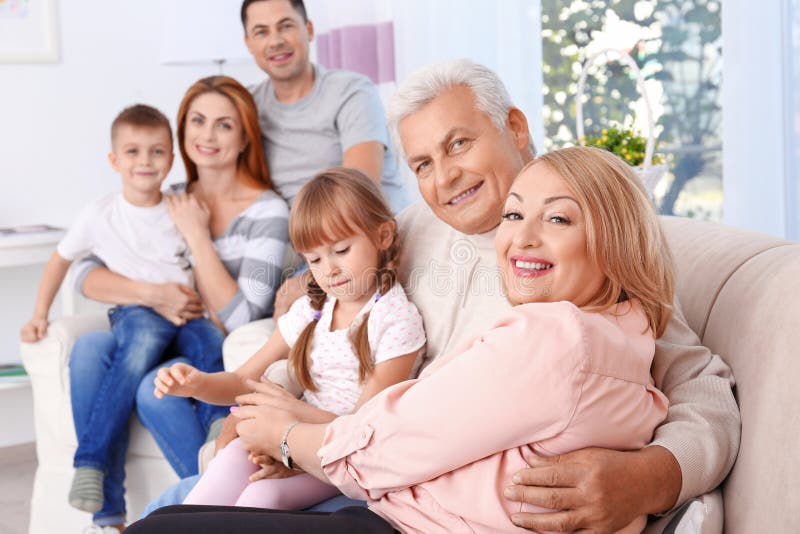 Grote gelukkige familie stock afbeelding Grote gelukkige familie stock afbeelding