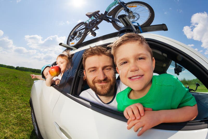 Grote gelukkige familie die op vakantiereis gaan in de zomer stock afbeeldingen Grote gelukkige familie die op vakantiereis gaan in de zomer stock afbeeldingen
