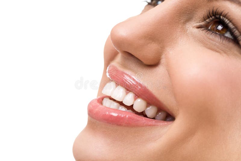 Grote glimlach met rechte witte tanden