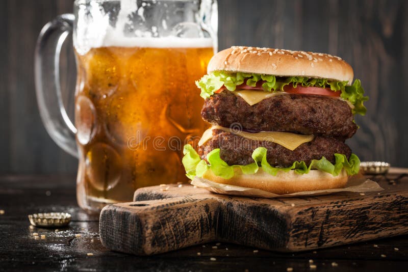 Grote hamburger en mok bier royalty-vrije stock foto's Grote hamburger en mok bier royalty-vrije stock foto's