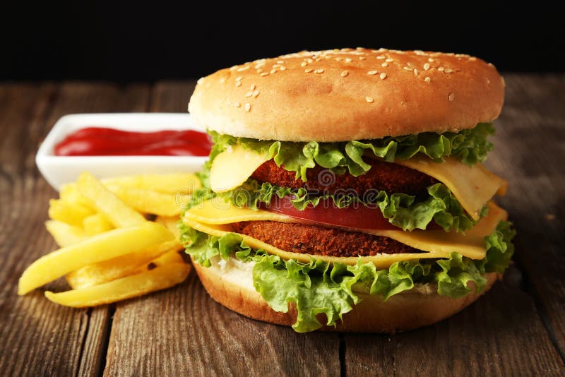 Grote hamburger op bruine houten achtergrond royalty-vrije stock afbeelding Grote hamburger op bruine houten achtergrond royalty-vrije stock afbeelding