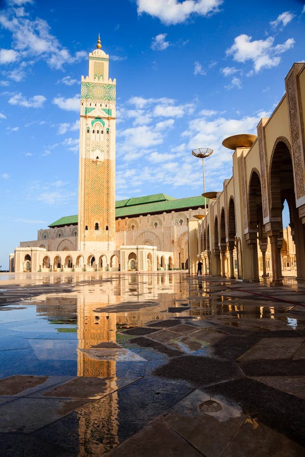 Grote Hassan II moskee en bezinning royalty-vrije stock afbeelding Grote Hassan II moskee en bezinning royalty-vrije stock afbeelding