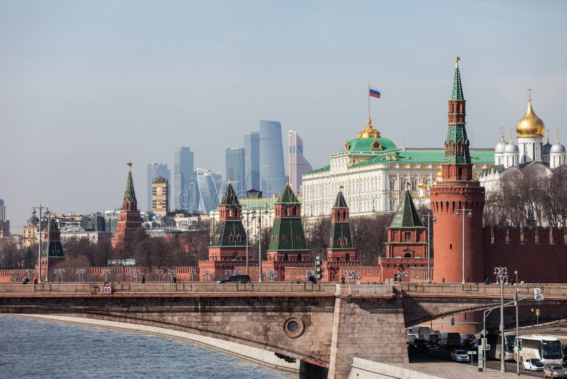 Grote het Paleismuren van het Kremlin en Torens en moderne Commerciële van Moskou Internationale Centrummibc wolkenkrabbers bij d stock afbeelding Grote het Paleismuren van het Kremlin en Torens en moderne Commerciële van Moskou Internationale Centrummibc wolkenkrabbers bij d stock afbeelding