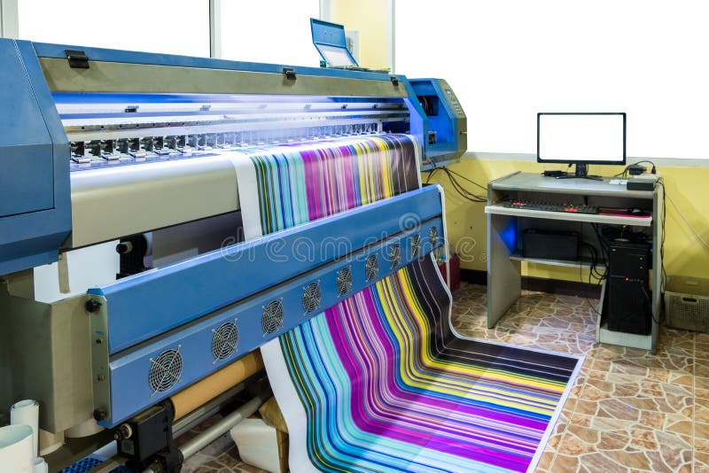 Grote Inkjet-printer die veelkleurige cmyk werken aan vinylbannerverstand royalty-vrije stock afbeeldingen Grote Inkjet-printer die veelkleurige cmyk werken aan vinylbannerverstand royalty-vrije stock afbeeldingen