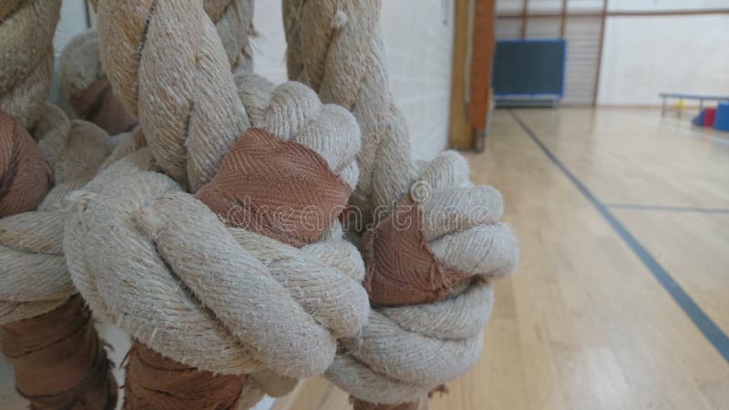 Grote knopen op de einden van het beklimmen van kabels royalty-vrije stock afbeelding Grote knopen op de einden van het beklimmen van kabels royalty-vrije stock afbeelding