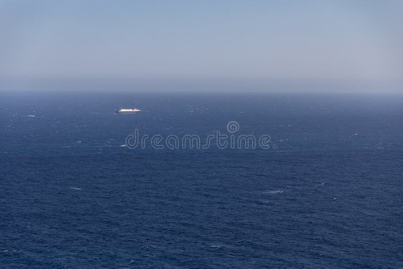 Grote kruiserboot ver op de horizon royalty-vrije stock afbeelding Grote kruiserboot ver op de horizon royalty-vrije stock afbeelding