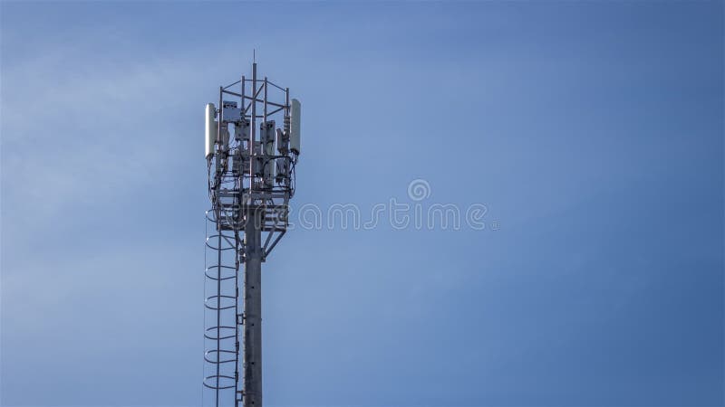 Grote lange communicatie torens met blauwe hemel en wolken Communicatie en uitzendingstorens de het uitzenden antennes en