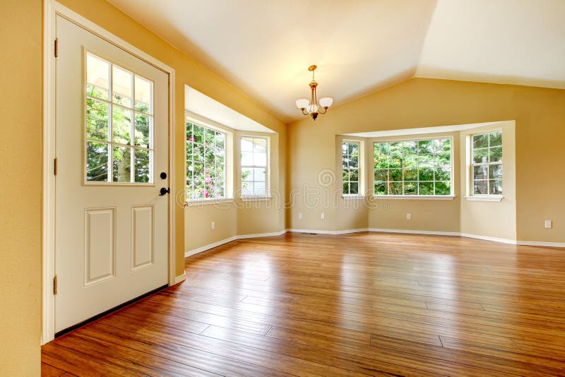 Grote lege onlangs geremodelleerde woonkamer met houten vloer. stock foto's Grote lege onlangs geremodelleerde woonkamer met houten vloer. stock foto's