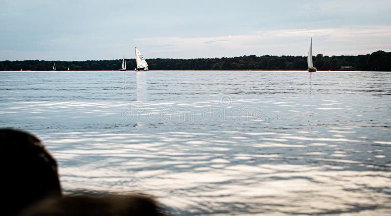 Grote mening over een kalm meer met varende boten stock foto Grote mening over een kalm meer met varende boten stock foto