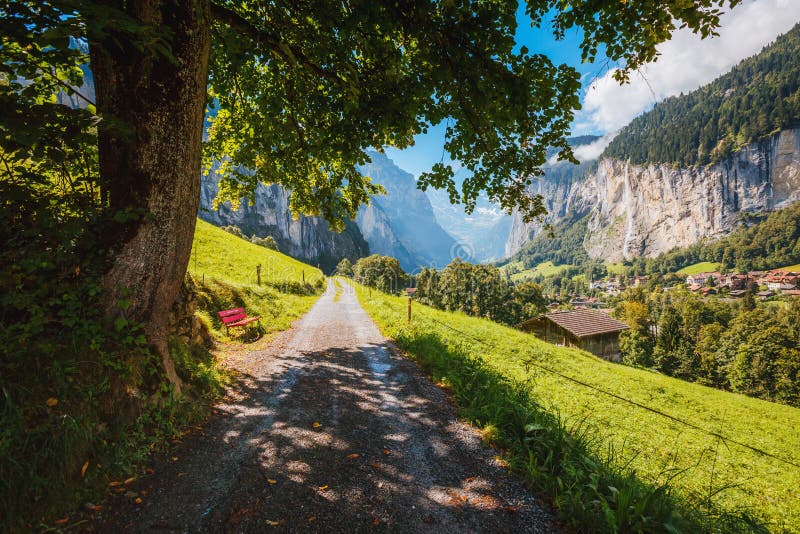 Grote mening van alpien dorp De Zwitserse alpen van de plaatsplaats, Lauterbrunnen-vallei, Europa Karpatisch, de Oekraïne, Europa stock foto's Grote mening van alpien dorp De Zwitserse alpen van de plaatsplaats, Lauterbrunnen-vallei, Europa Karpatisch, de Oekraïne, Europa stock foto's