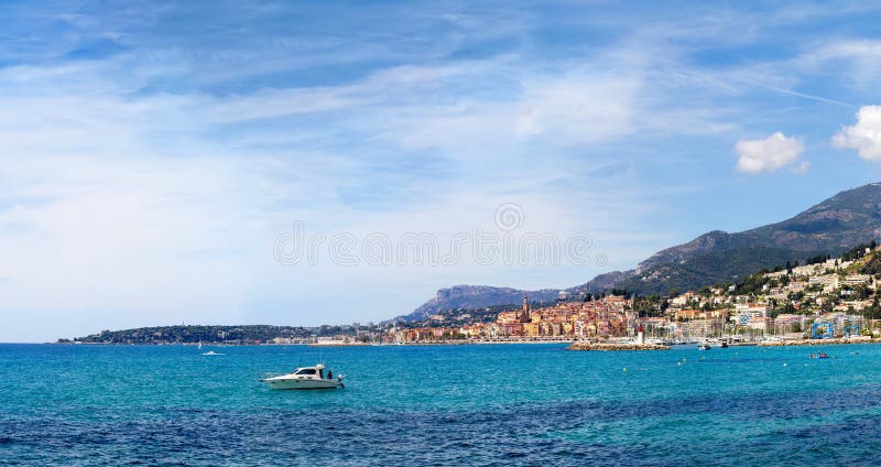 Grote mening van de Middellandse Zee en de stad van Menton stock afbeelding Grote mening van de Middellandse Zee en de stad van Menton stock afbeelding