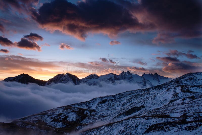 Grote mening van de mistige vallei in het Nationale Park van Gran Paradiso, Alpen, Italië, dramatische scène, kleurrijke de herfs royalty-vrije stock afbeelding Grote mening van de mistige vallei in het Nationale Park van Gran Paradiso, Alpen, Italië, dramatische scène, kleurrijke de herfs royalty-vrije stock afbeelding