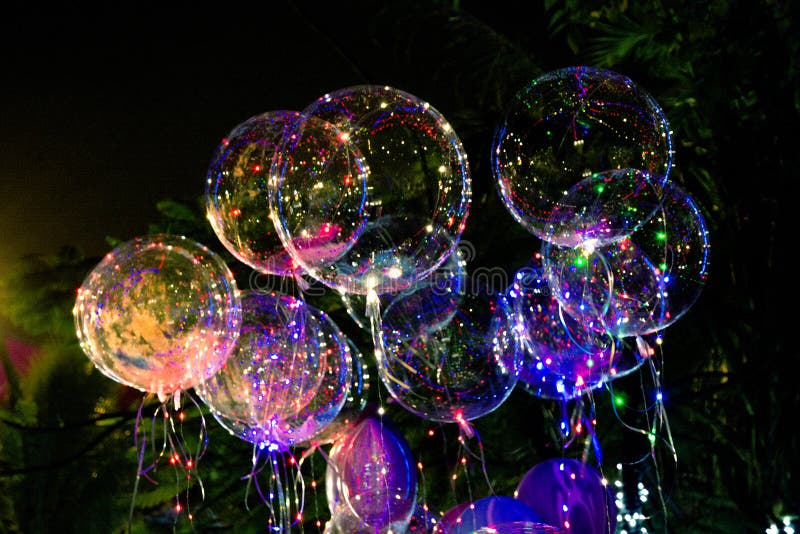 Grote mooie gelballons, geschilderde lichten en gloeilampen bij nacht royalty-vrije stock foto's Grote mooie gelballons, geschilderde lichten en gloeilampen bij nacht royalty-vrije stock foto's