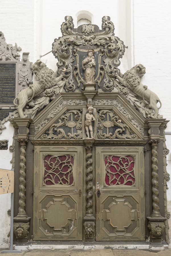 Grote overladen deur binnen St Mary Kerk Rostock Duitsland stock fotografie Grote overladen deur binnen St Mary Kerk Rostock Duitsland stock fotografie