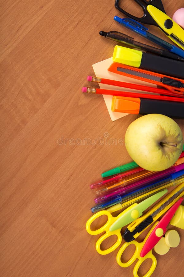 Grote set heldere kantoorgereedschappen en een appel stock foto's