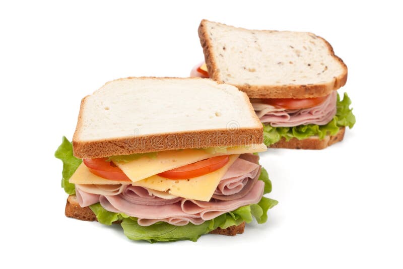 Grote smakelijke sandwiches op wit brood