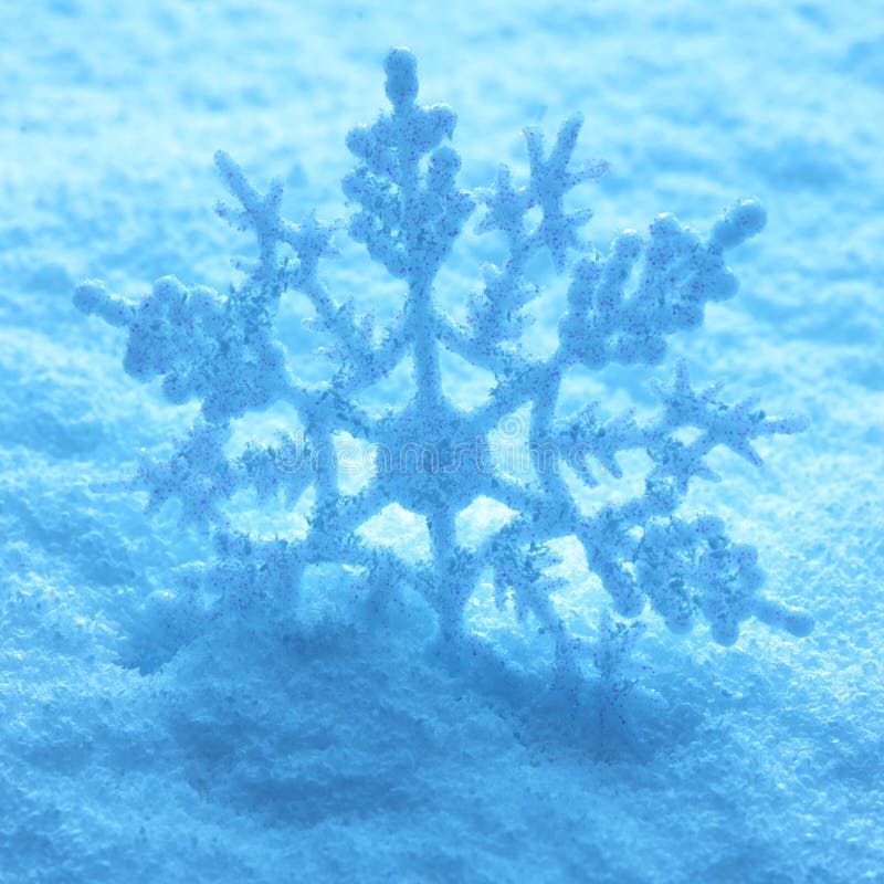 Grote sneeuwvlok op sneeuw royalty-vrije stock fotografie Grote sneeuwvlok op sneeuw royalty-vrije stock fotografie