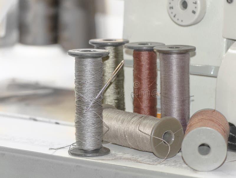 Grote spoelen van draad op een naaimachine royalty-vrije stock afbeeldingen Grote spoelen van draad op een naaimachine royalty-vrije stock afbeeldingen