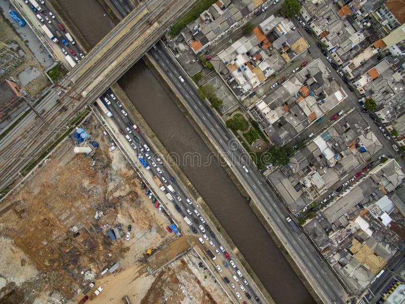 Grote steden met rivier en grote wegen Satellietbeeld van de Weg van de Staat naast de Tamanduatei-Rivier Wegen dicht bij de rivi royalty-vrije stock fotografie Grote steden met rivier en grote wegen Satellietbeeld van de Weg van de Staat naast de Tamanduatei-Rivier Wegen dicht bij de rivi royalty-vrije stock fotografie