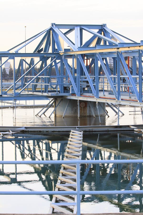 Grote tank watervoorziening in metropolitaanse de industriepla van het waterwerk royalty-vrije stock afbeeldingen Grote tank watervoorziening in metropolitaanse de industriepla van het waterwerk royalty-vrije stock afbeeldingen