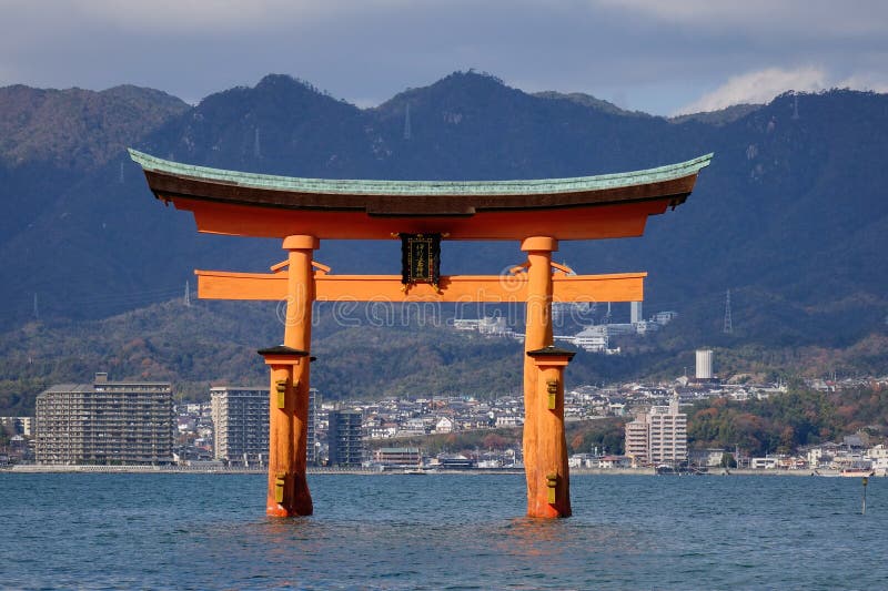 Grote Torii bij Miyajima-eiland, Japan royalty-vrije stock foto's Grote Torii bij Miyajima-eiland, Japan royalty-vrije stock foto's
