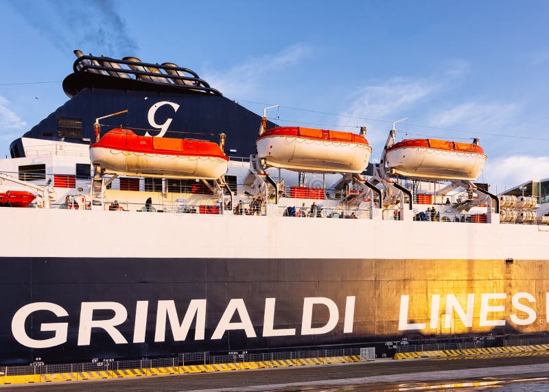Grote veerboot bij Middellandse Zee op Haven van Civitavecchia Italië stock afbeelding Grote veerboot bij Middellandse Zee op Haven van Civitavecchia Italië stock afbeelding