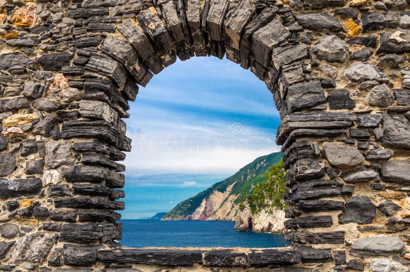 Grotta-Di Lord Byron mit blauem Wasser und Küste mit Felsenklippe durch Steinwandfenster, Portovenere-Stadt, Liguriermeer, Rivier