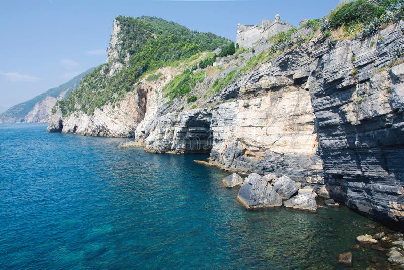 Grotta di signore Byron con acqua e la costa del turchese con la scogliera della roccia, città di Portovenere, mar Ligure, parco fotografie stock Grotta di signore Byron con acqua e la costa del turchese con la scogliera della roccia, città di Portovenere, mar Ligure, parco fotografie stock