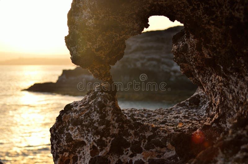 grotta och solnedgång royaltyfri bild grotta och solnedgång royaltyfri bild