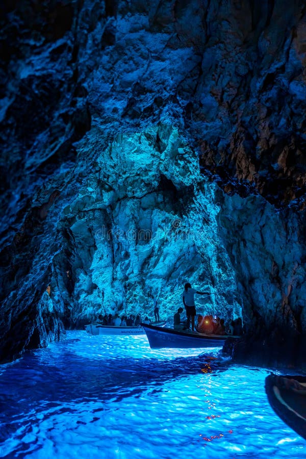 Grotte bleue sur l'île de bisevo bel endroit pour aller en croatie photos stock