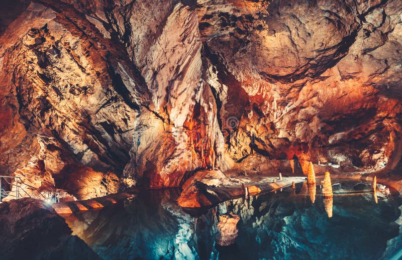 Jaskyňa s jazerom v jaskyni. Tatry.