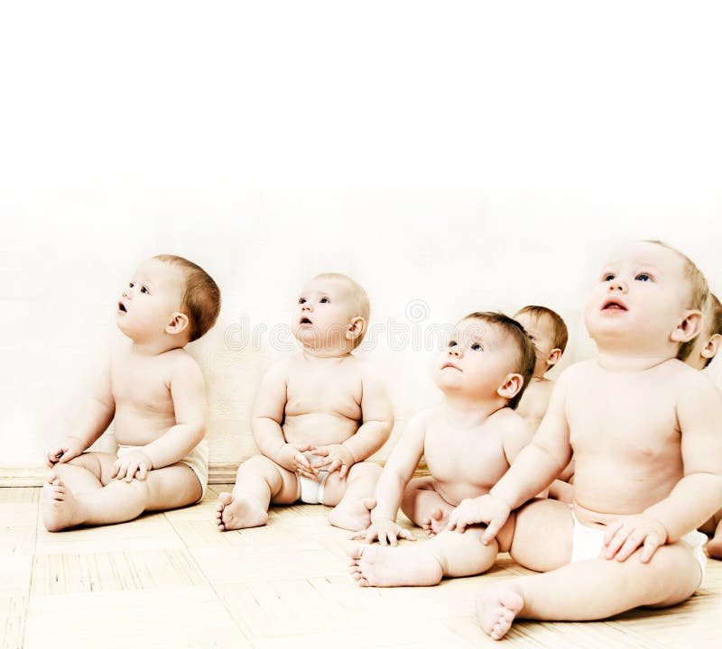 Gruppo di adorabili bambini guardando qualcosa.