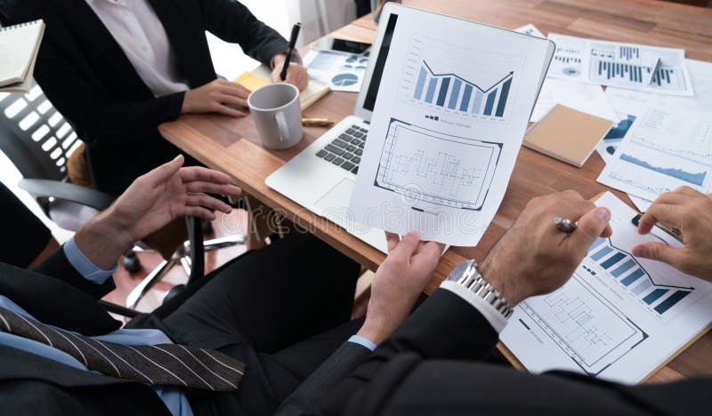 Grup de analiști de afaceri care analizează raportul de date financiare. abilitate royalty free stock image