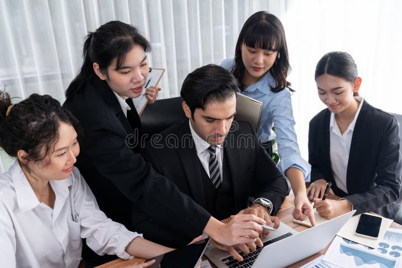 Grup de analiști de afaceri care analizează raportul de date financiare. meticulos royalty free stock images
