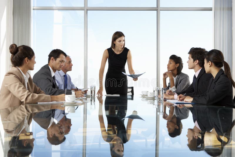 Grupo de la tienda con lámina alrededor vaso mesa.