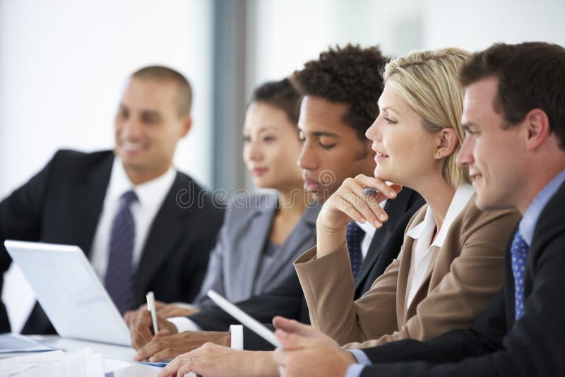 Grupo de la tienda escuchando sobre el colega solución oficina.