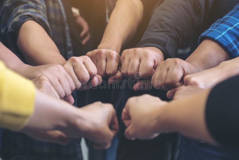 Gruppo di lavoro di squadra unire le loro mani insieme con il potere e il concetto di successo.