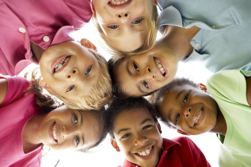 Gruppo Di Bambini Che Giocano Nel Parco, Guardando In Giù A Sorridere.