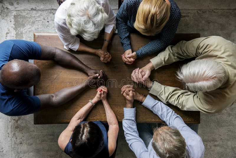 Gruppo del cristianesimo persone in preghiera la speranza insieme.