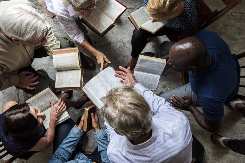 Skupina kresťanstvo ľudia čítajú bibliu spolu.