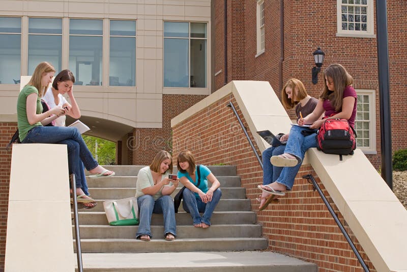 Gruppo di Ragazze del College a Studiare.