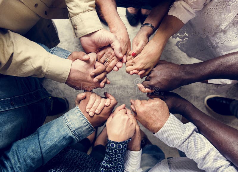 Grupo de diverso manos posesión cada próximo apoyo común trabajo en equipo vista aérea.