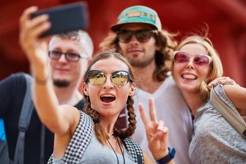 Group of european tourists taking group selfie at buddhist temple in thailand royalty free stock photography Group of european tourists taking group selfie at buddhist temple in thailand royalty free stock photography