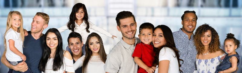 El gran grupo de feliz familias de diferente Razas.