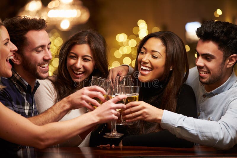 Gruppe Von Freunden Genießen Sie Abends Bei Einem Getränk In Der Bar.