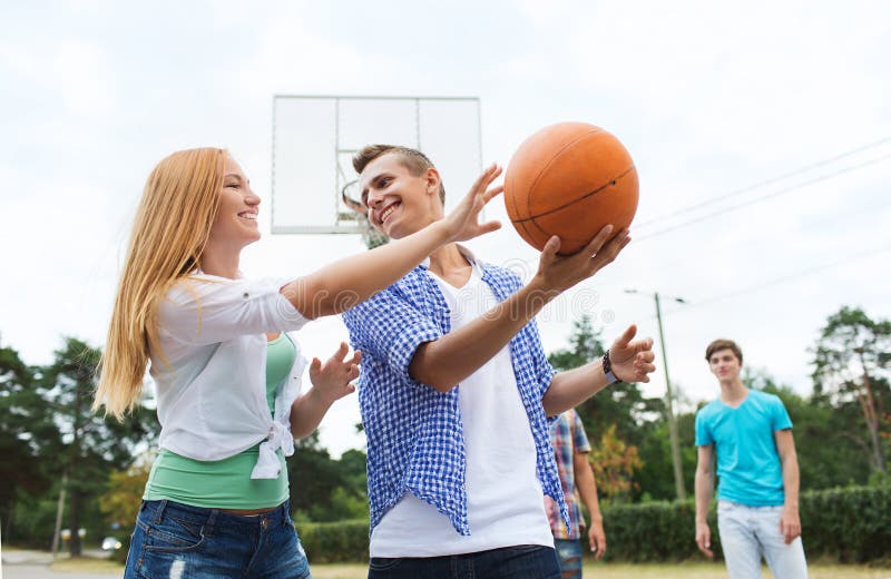 Are teenagers happy. Баскетбол урок фото студенты. Teenagers are playing Basketball. Родители и подростки вместе играют в баскетбол. Подросток в профиль играет.