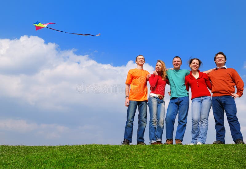 Gruppo di persone sorridenti contro il cielo blu.