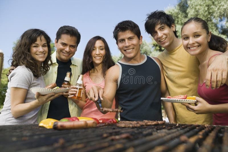 Group Portrait Of Casual Friends Enjoying A Barbecue royalty free stock images Group Portrait Of Casual Friends Enjoying A Barbecue royalty free stock images