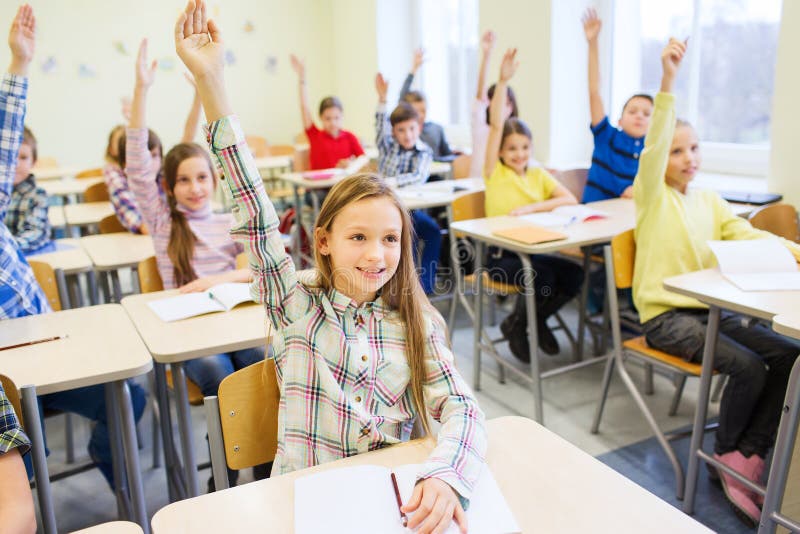 Educación, elemental, el estudio a grupo de en la clase a creciente manos.